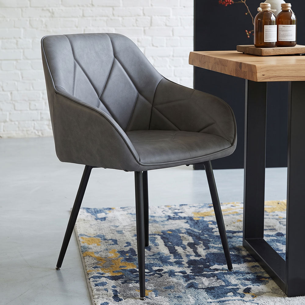 Sibilla – Poltroncina in ecopelle con gambe in acciaio nero