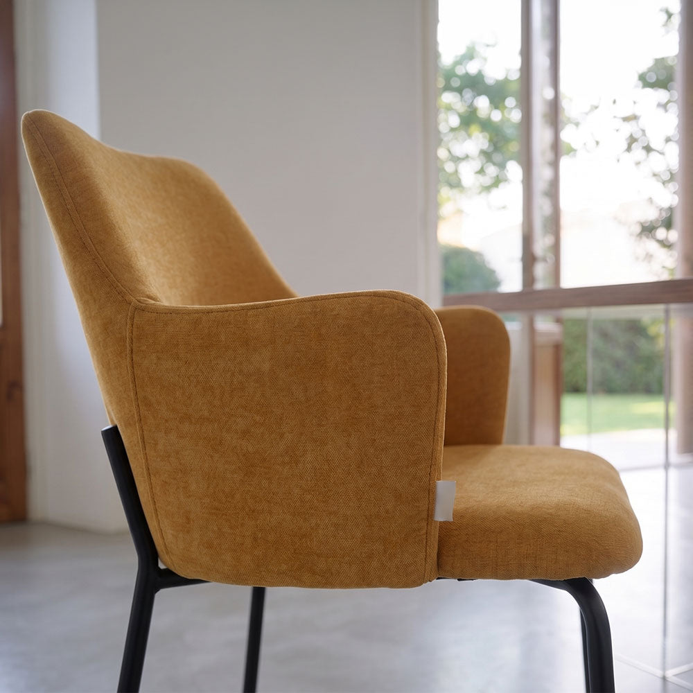Rachele – Poltroncina in tessuto con gambe in metallo